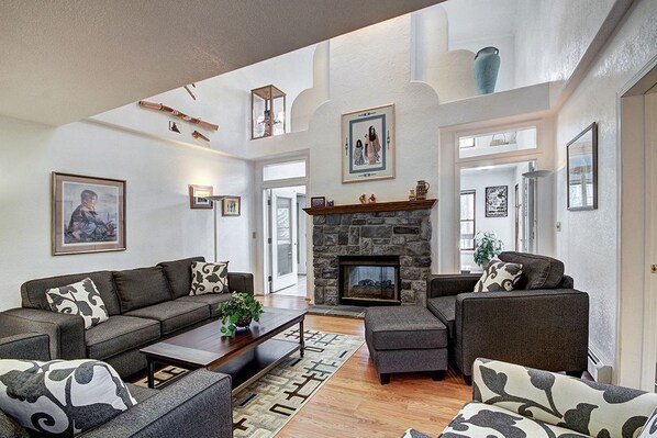 Elite House, 6 Bedrooms, Fireplace, Mountain View | Interior - Casa De Alta Peak 9 Private Home with Hot Tub (Breckenridge)