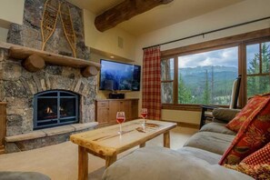 Luxury House, 5 Bedrooms, Hot Tub, Mountain View | Living area