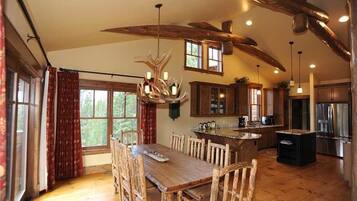 Luxury House, 5 Bedrooms, Hot Tub, Mountain View | In-room dining