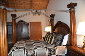 Classic Townhome, 2 Bedrooms, Fireplace