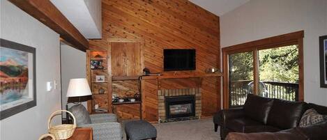 Condo Deluxe, 2 habitaciones, balcón, vista a la montaña | Área de sala de estar | Chimenea