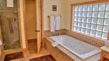 Signature Duplex, Multiple Beds, Hot Tub, Mountain View | Bathroom
