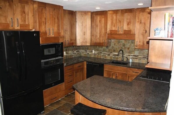 Classic Apartment, 2 Bedrooms, Pool Access, Mountain View | Private kitchen | Fridge, microwave, oven, stovetop