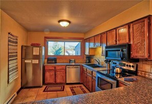 Classic Condo, 2 Bedrooms, Fireplace | Private kitchen | Fridge, microwave, oven, stovetop - Sundowner II #224 (On 4 O'Clock Rd, with on-site Hot Tub) (Breckenridge)