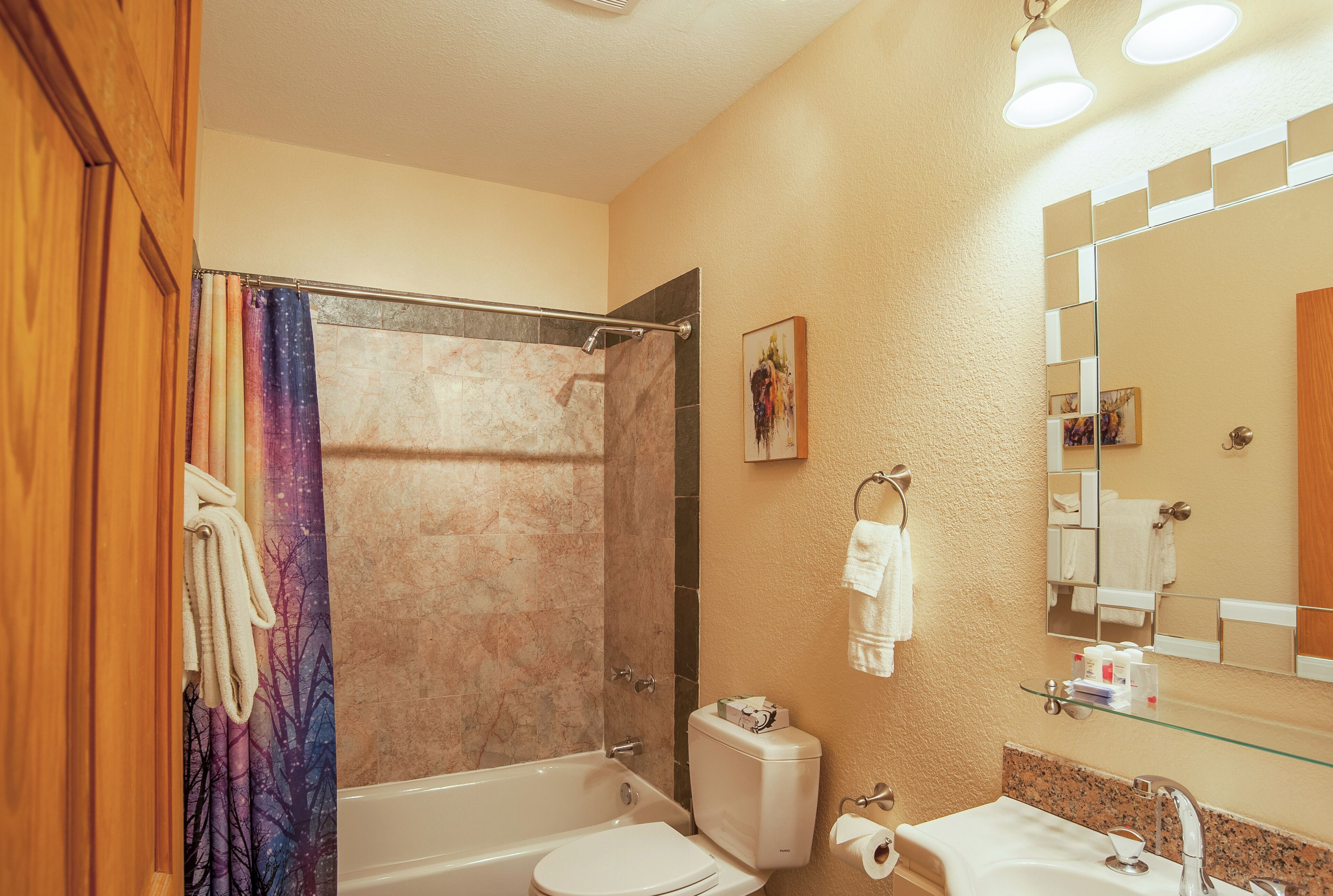 Un baño con bañera, inodoro y lavabo.