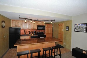 精緻公寓, 陽台, 山景 | 私人廚房 | 電冰箱、微波爐、烤箱、爐台