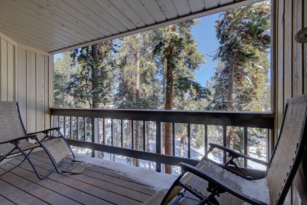 Appartement Signature, 2 chambres, baignoire à remous, vue sur la montagne | Terrasse/patio