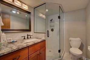 Signature Apartment, 2 Bedrooms, Hot Tub, Mountain View | Bathroom