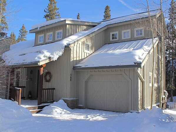 Deluxe Townhome, 3 Bedrooms, Hot Tub, Mountain View | Front of property