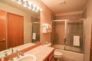 Grand Townhome, 3 Bedrooms, Hot Tub | Bathroom | Hair dryer, towels, soap, shampoo