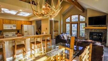 Grand Townhome, 3 Bedrooms, Hot Tub | Interior