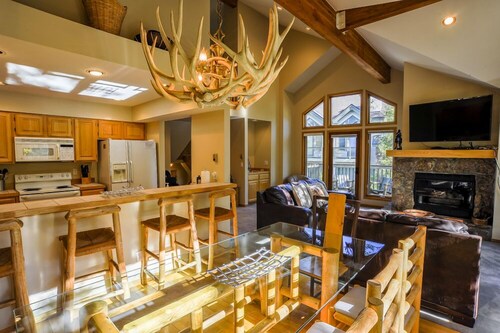 Highlander 324 Townhome with Private Hot Tub