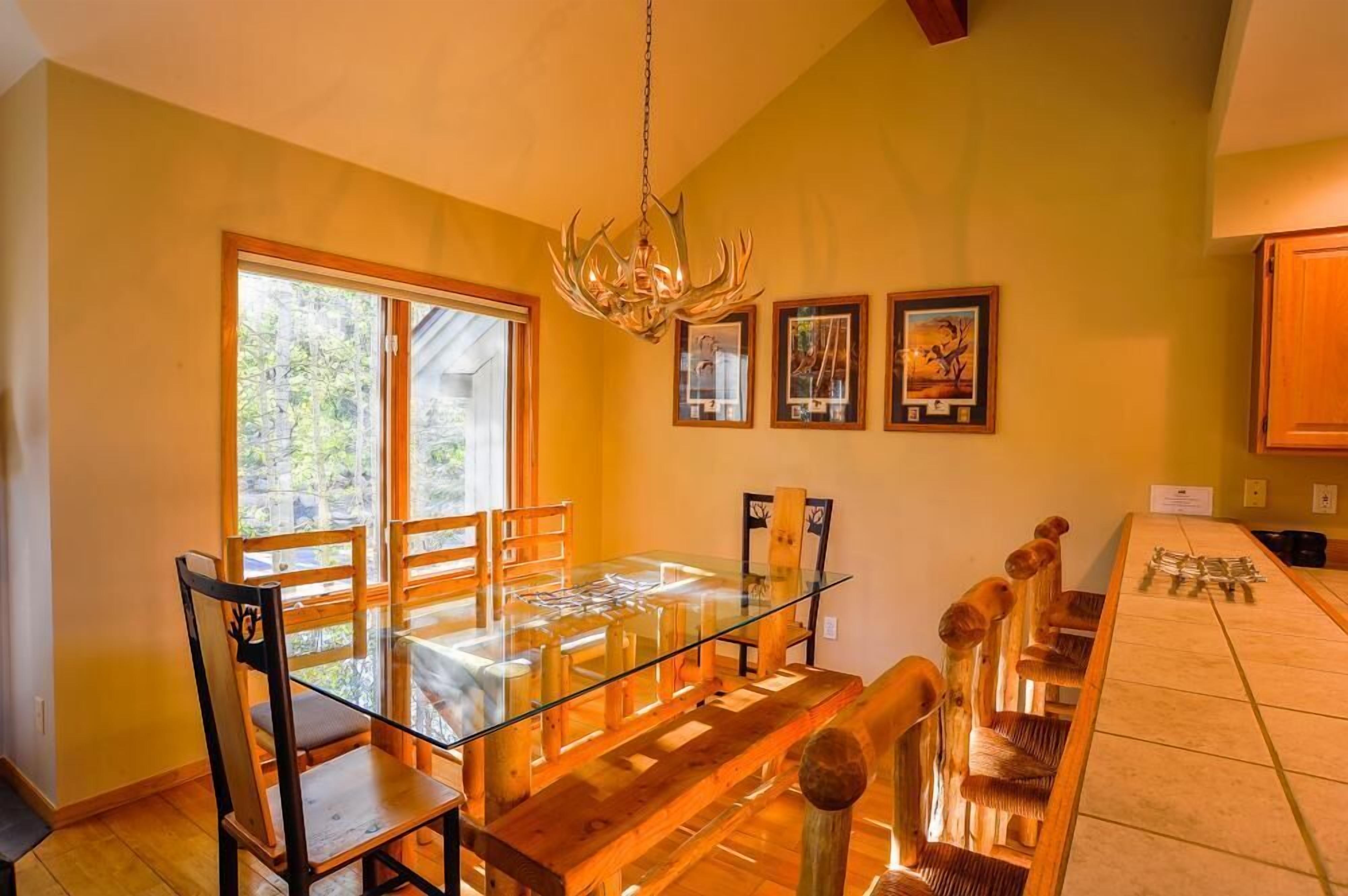 Grand Townhome, 3 Bedrooms, Hot Tub | In-room dining