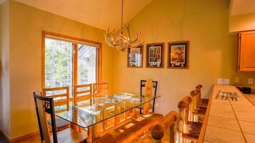 Grand Townhome, 3 Bedrooms, Hot Tub | In-room dining