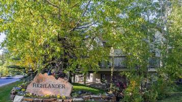 Grand Townhome, 3 Bedrooms, Hot Tub | Property grounds
