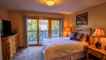 Grand Townhome, 3 Bedrooms, Hot Tub | 3 bedrooms, iron/ironing board, free WiFi, bed sheets