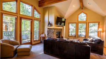 Grand Townhome, 3 Bedrooms, Hot Tub | Living area | TV, fireplace