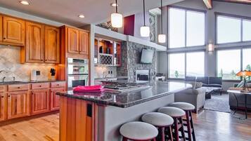Panoramic Townhome, 4 Bedrooms, Hot Tub | Private kitchen | Fridge, microwave, oven, stovetop