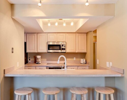 Longbranch 201 Condo with Pool & Hot Tub