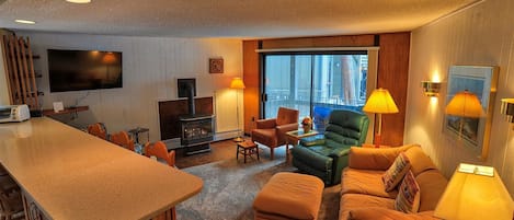 Condo básico, 2 habitaciones, chimenea | Área de sala de estar | Televisión, chimenea y reproductor de DVD