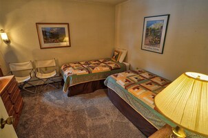 Condo básico, 2 quartos, lareira | 2 quartos, ferros/tábuas de passar roupa, Wi-Fi de cortesia