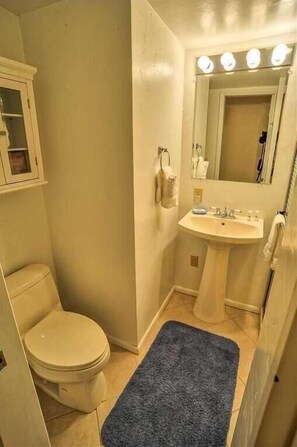 Condo básico, 2 quartos, lareira | Banheiro | Secador de cabelo, toalhas de banho, sabonete, shampoo