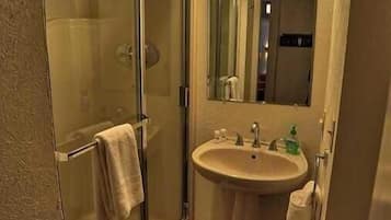 Comfort Apartment, 2 Bedrooms, Hot Tub | Bilik Mandi | Pengering rambut, jubah mandi, tuala disediakan
