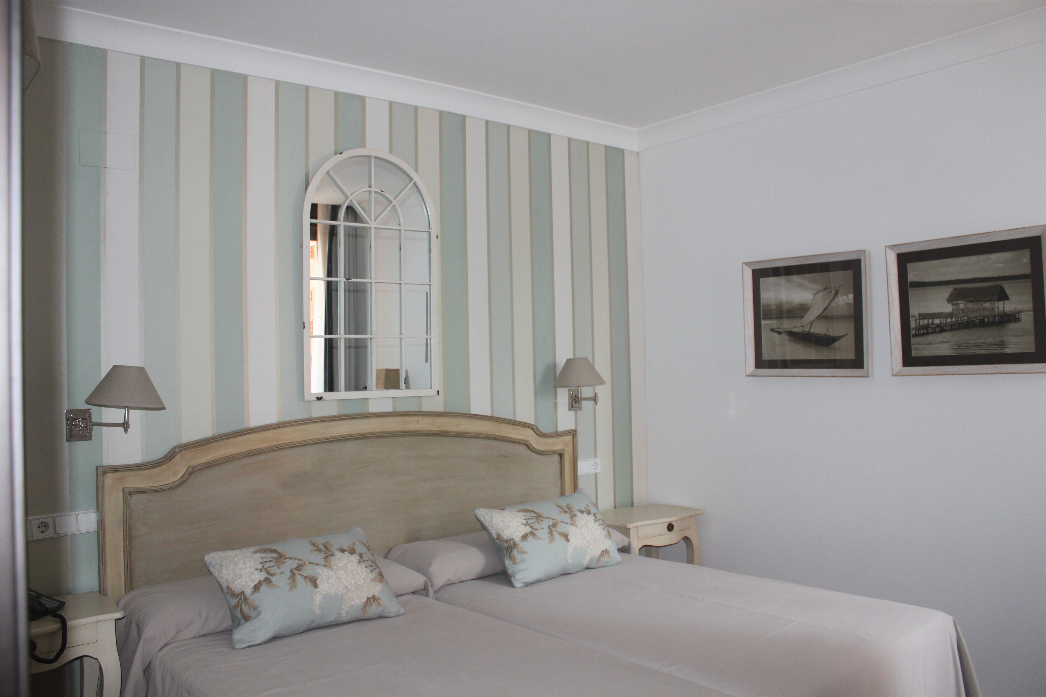 desk, free cots/infant beds, rollaway beds, free wifi