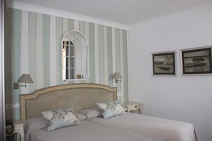 Escritorio, cunas gratuitas, camas extra y wifi gratis 