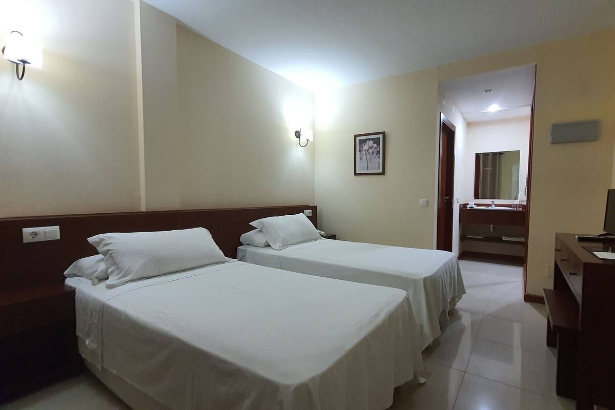 Habitación Confort doble | Caja fuerte, cortinas opacas, sistema de insonorización