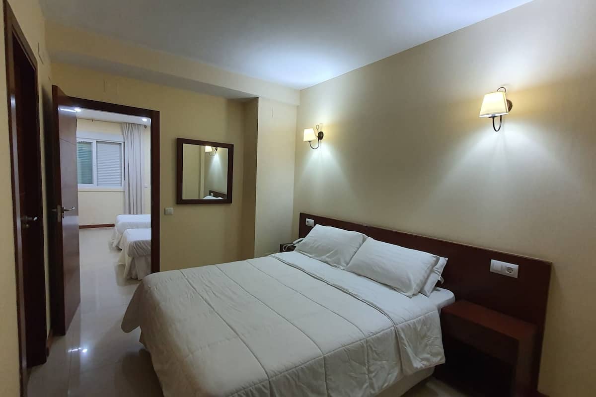 Habitación cuádruple Confort | Caja fuerte, cortinas opacas, sistema de insonorización