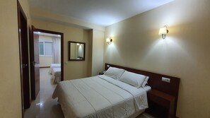 Habitación cuádruple Confort | Caja fuerte, cortinas opacas, sistema de insonorización