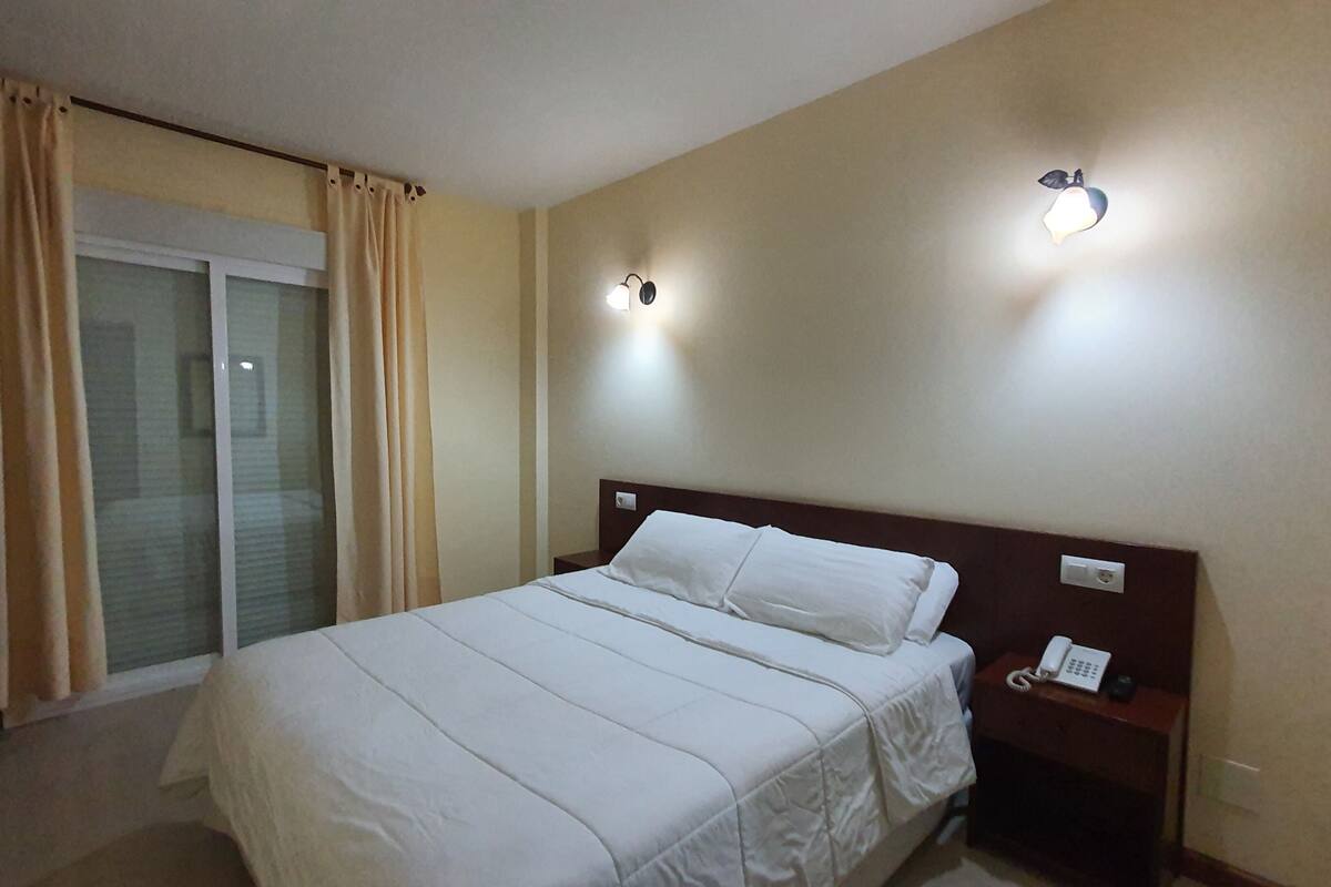 Apartamento familiar, terraza | Caja fuerte, cortinas opacas, sistema de insonorización