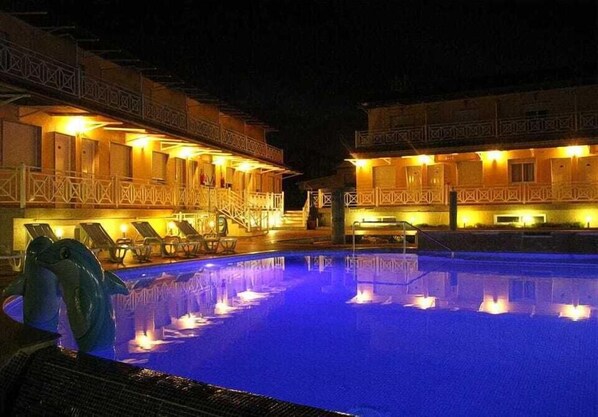 2 utomhuspooler och solstolar