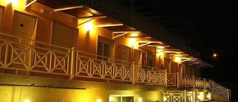 Framhlið gististaðar – að kvöld-/næturlagi