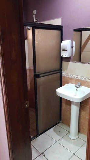 Dusche, kostenlose Toilettenartikel, Handtücher