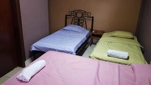 Classic-Dreibettzimmer, Mehrere Betten, Nichtraucher | Kostenloses WLAN, Bettwäsche