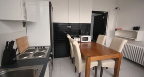 Loft (Princess Street Private) | Private kitchen | Fridge, microwave, oven, stovetop - Edinburgh Princes Street Loft Apartment (Edinburgh)