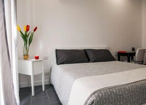 Quarto triplo | Escrivaninha, quartos à prova de som, Wi-Fi de cortesia, roupa de cama