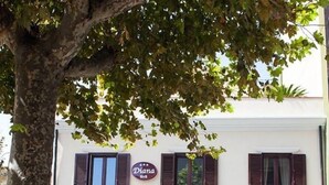 Un edificio con un letrero que dice 'Diana B&B' y 'Gelateria'.