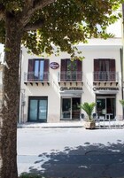 Un edificio con un letrero que dice 'Diana B&B' y 'Gelateria'.