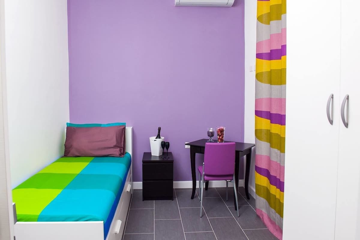 Desk, soundproofing, free WiFi, bed sheets