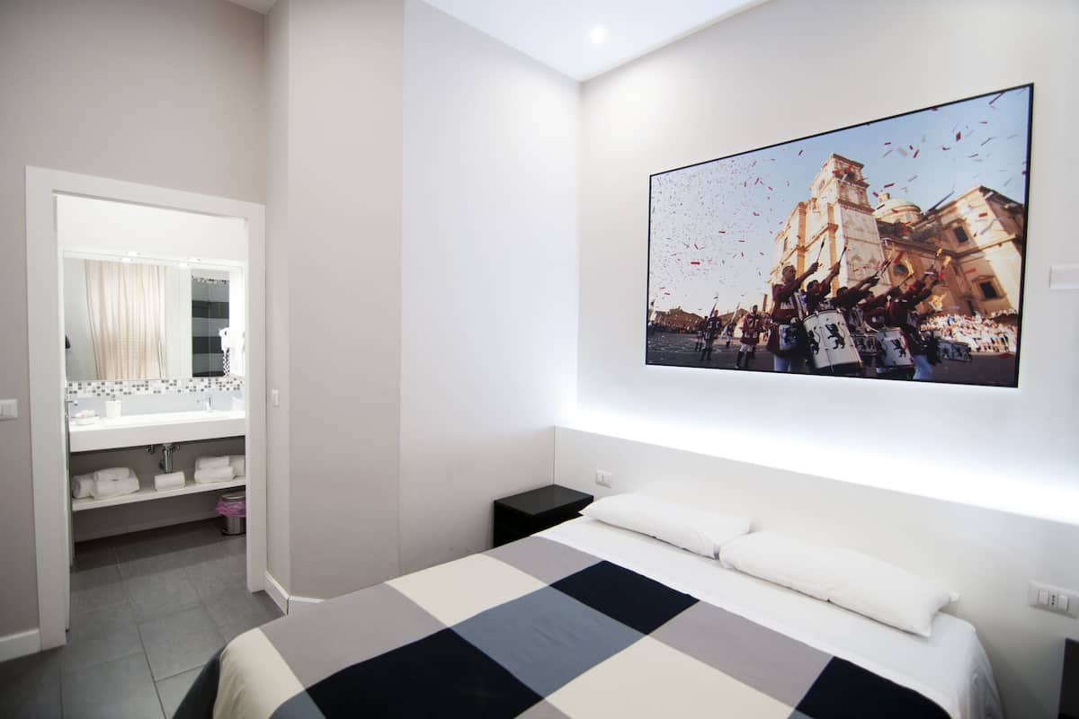 Desk, soundproofing, free WiFi, bed sheets