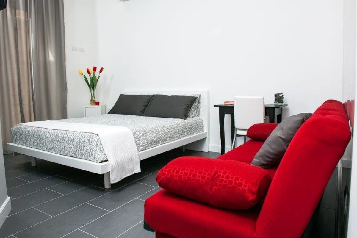 Desk, soundproofing, free WiFi, bed sheets