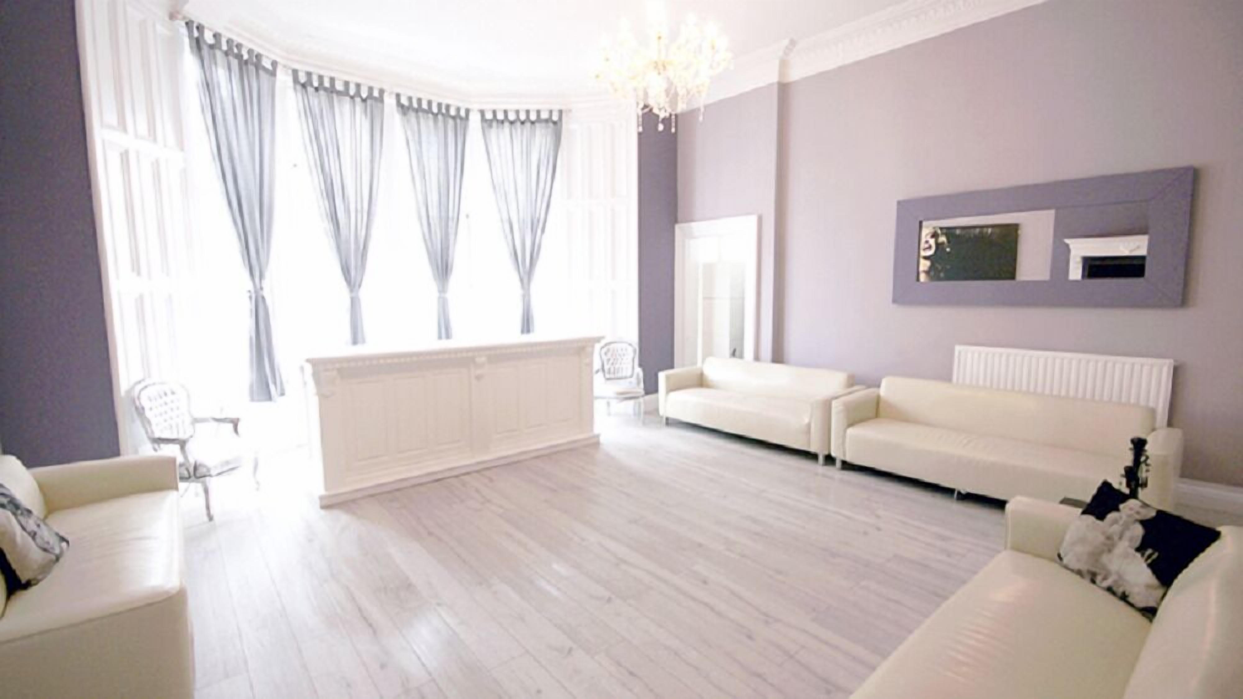 Byhus (Princes Street Sleeps 30 People) | Opholdsområde | Fladskærms-tv, iPod-dockingstation