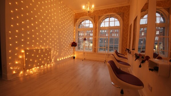 Townhome (Princes Street Sleeps 30 People) | Room amenity