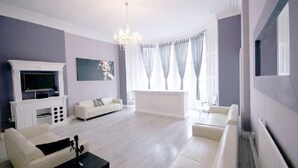 Townhouse (Princes Street Sleeps 30 People) | Oppholdsområde