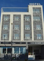 Hotel con diseño moderno, que cuenta con un restaurante y un bar en la planta baja, y un cartel que indica 'CASA BASALTO'.