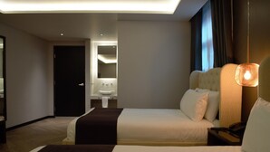 A hotel room with two beds, a bathroom, and a large mirror. - Casa Basalto (Pachuca)