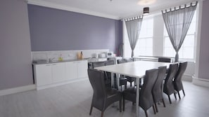Apartment (Party Palace 2) | Private kitchen | Fridge, microwave, oven, stovetop